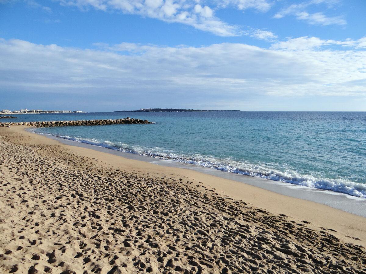 Playa du Midi en Cannes con la rada y las islas de Lérins a lo lejos