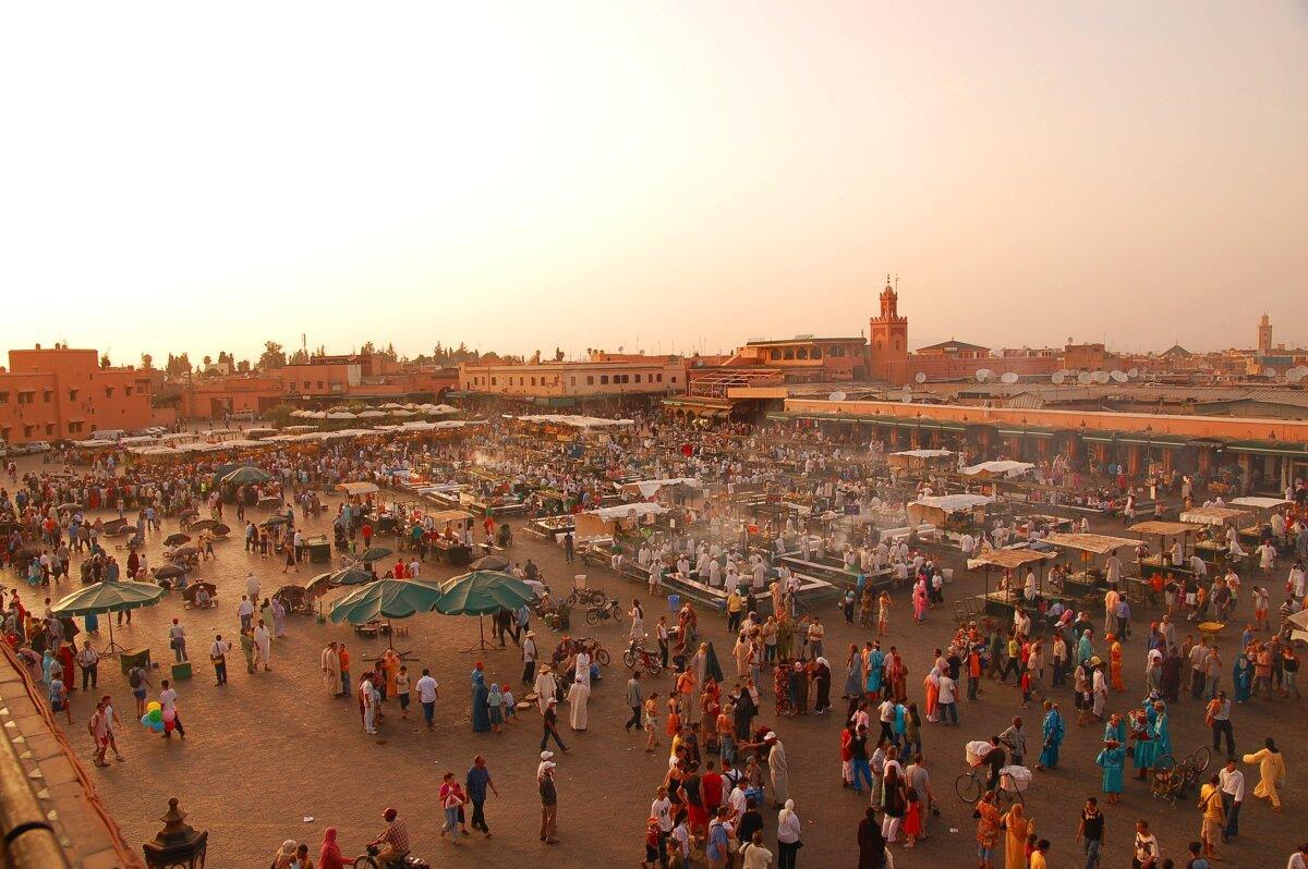 Vue panoramique de la place Jemaa el-Fna à Marrakech au coucher du soleil