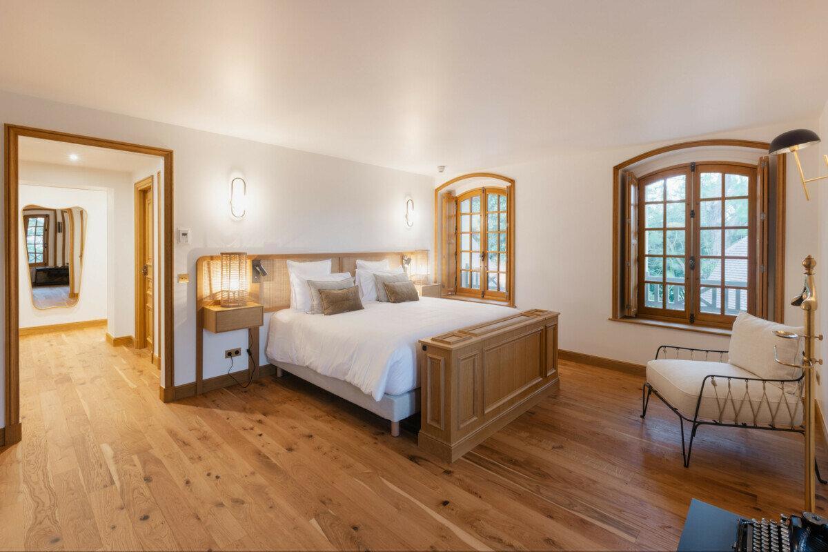 Helle Suite von Maison Douce Époque: Holzvertäfelungen, natürliche Textilien, Meerblick