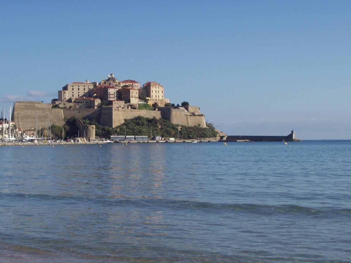 Zitadelle von Calvi vom Meer aus gesehen, Oberkorsika