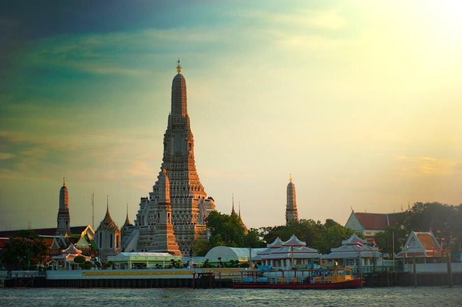 Sunset over Wat Arun temple on the banks of the Chao Phraya, Bangkok