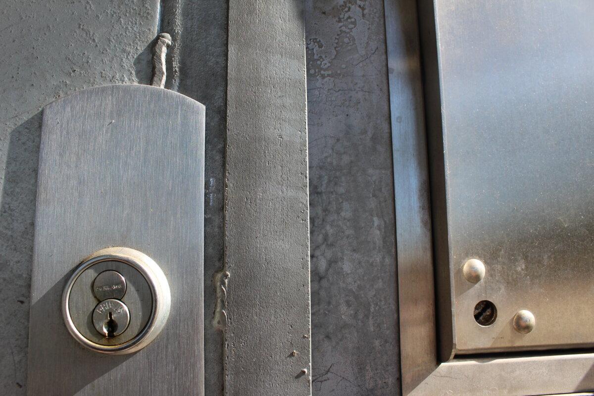 Cylindre de serrure sur une porte, gros plan