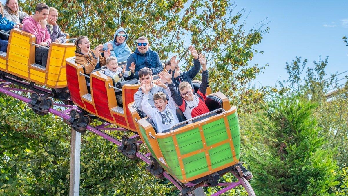 Familie genießt eine Attraktion im Parc du Bocasse