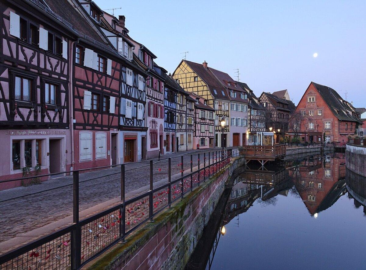 Pequeña Venecia desde el puente en la rue des Écoles en Colmar (Haut-Rhin, Francia).