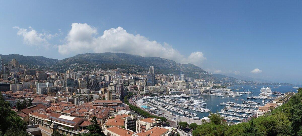 Mónaco visto desde la Place du Palais en Monaco-Ville.