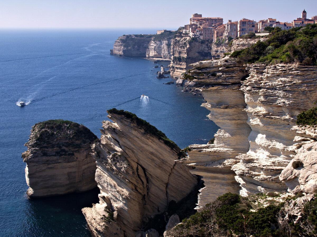 Weiße Klippen und Zitadelle von Bonifacio mit Blick auf das Meer