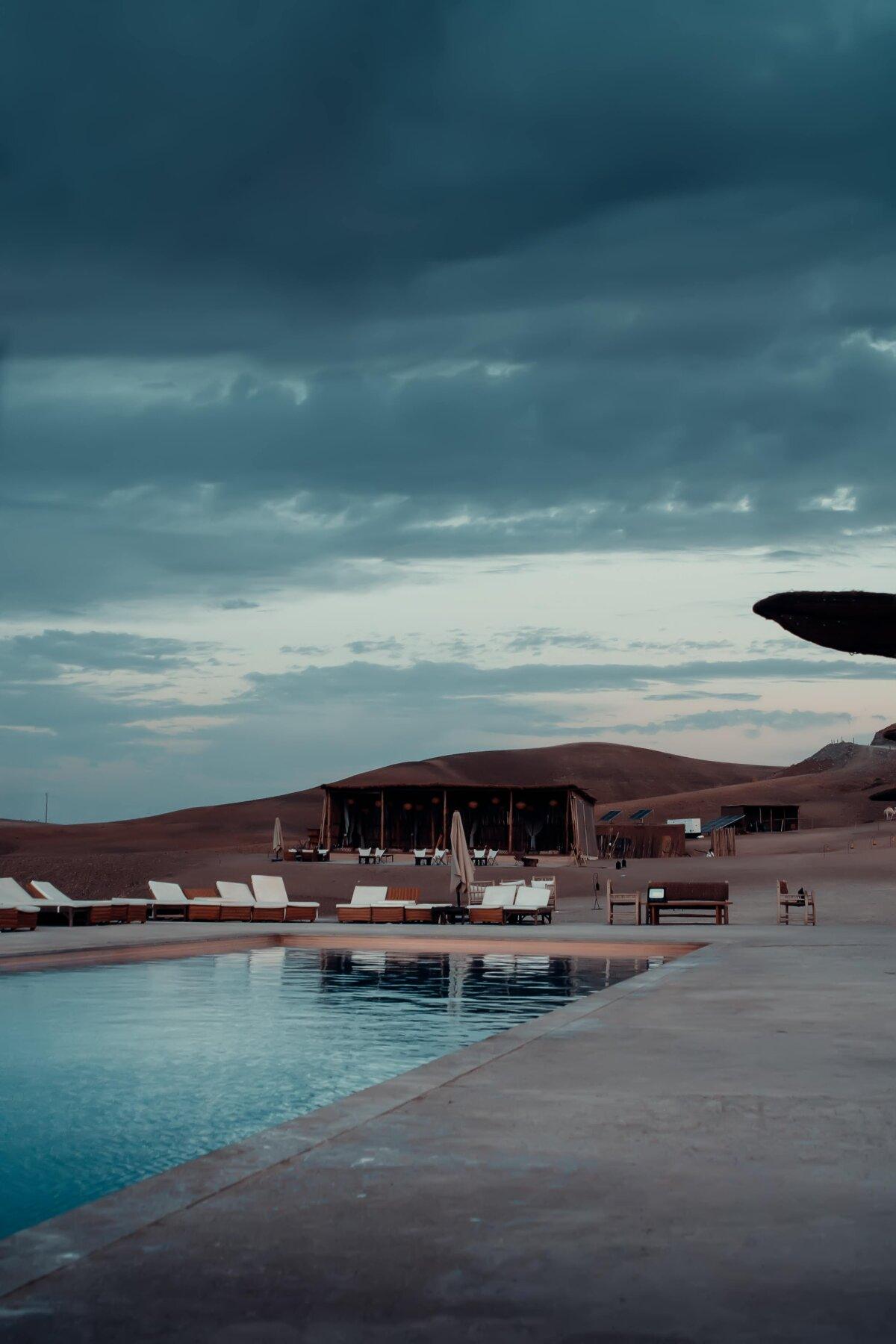Außenpool und Liegestühle in natürlicher Umgebung, Resort-Atmosphäre