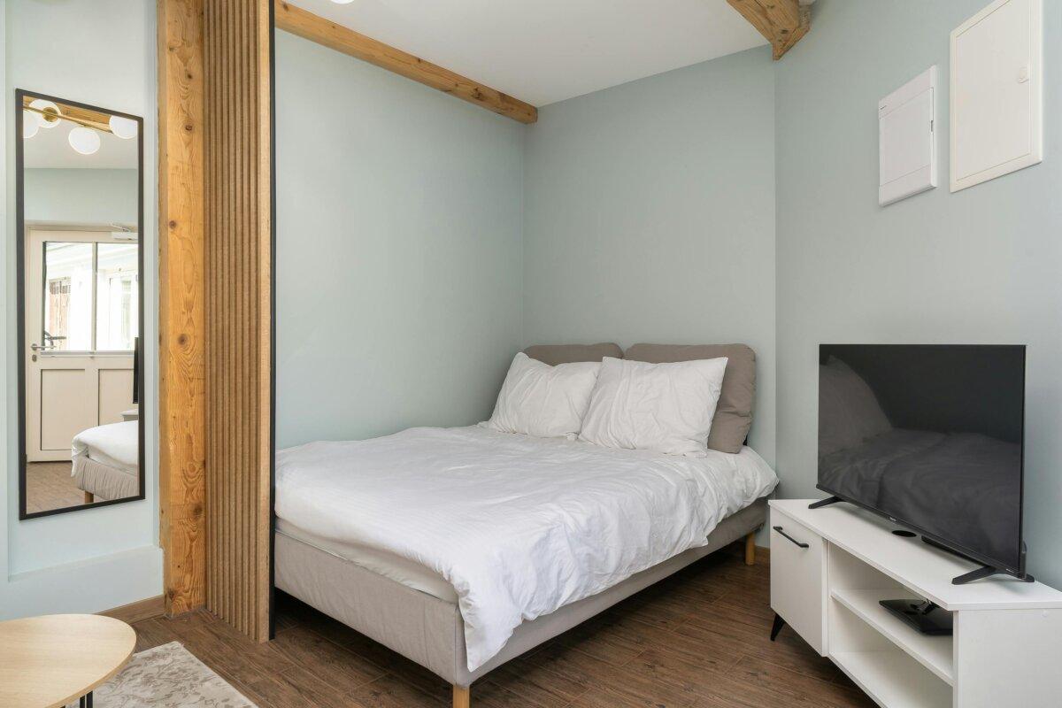 Helles Zimmer im klaren Stil, Doppelbett und Stauraum, Elternschlafzimmer-Ambiente