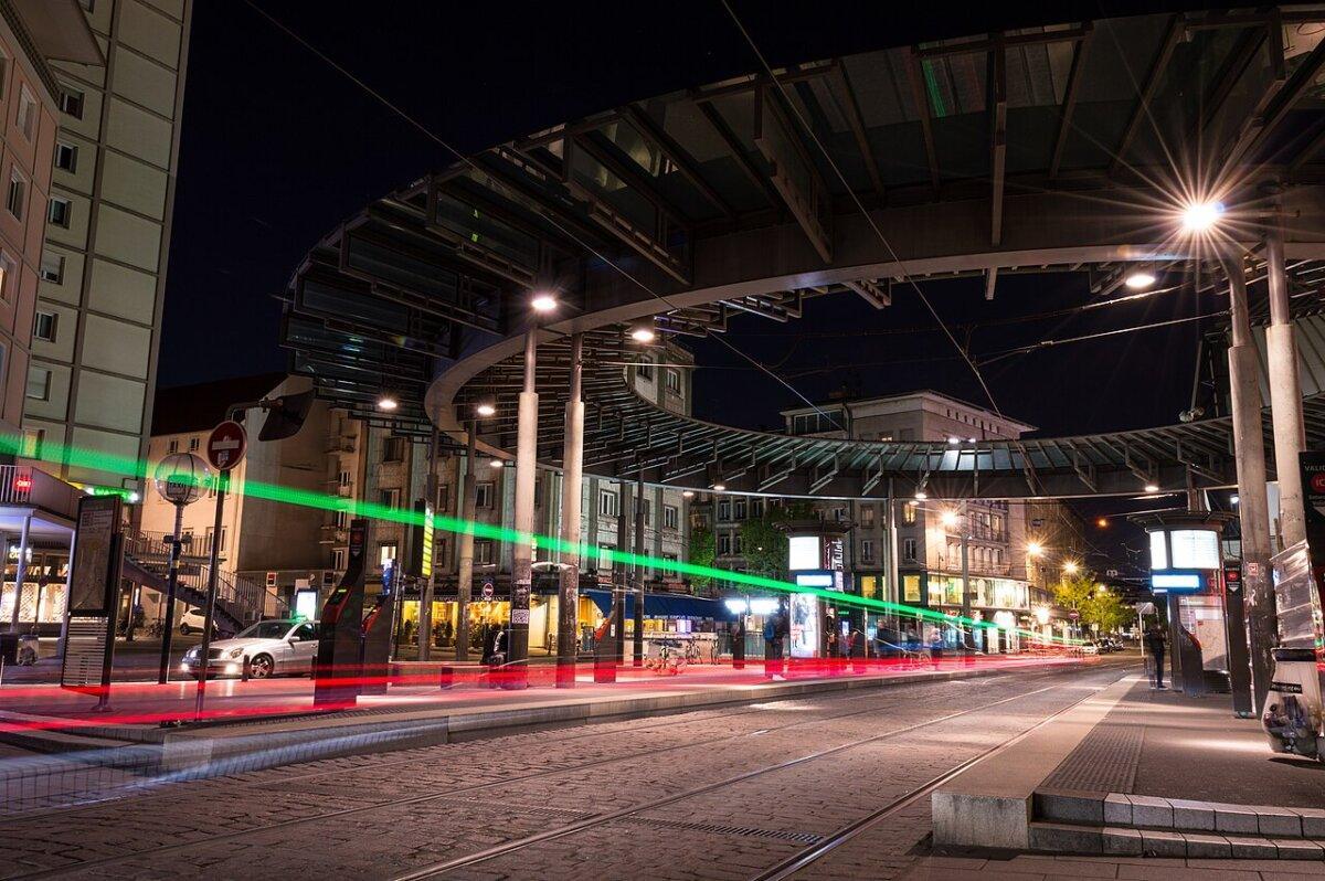 Place de l'Homme de Fer, Strasbourg. Un taxi pasa por la estación de tranvía.