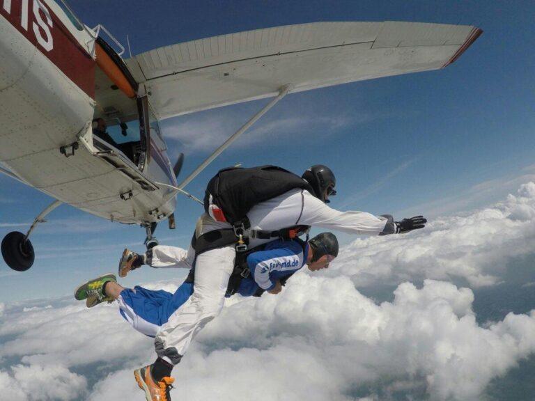 Saut en parachute en tandem en sortie d’avion au-dessus des nuages