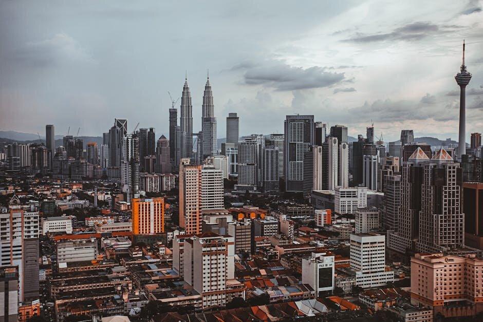 Vista aérea de Kuala Lumpur con torres Petronas y KL Tower, atractiva para nómadas digitales