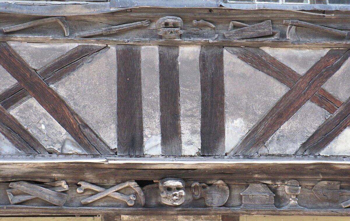 Aître Saint-Maclou in Rouen, ehemaliges Beinhaus und Wahrzeichen der Stadt Rouen