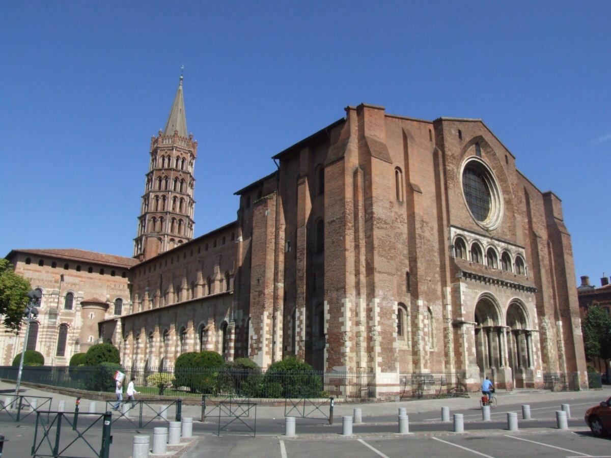 Basilika Saint-Sernin in Toulouse, gesehen von der Straße