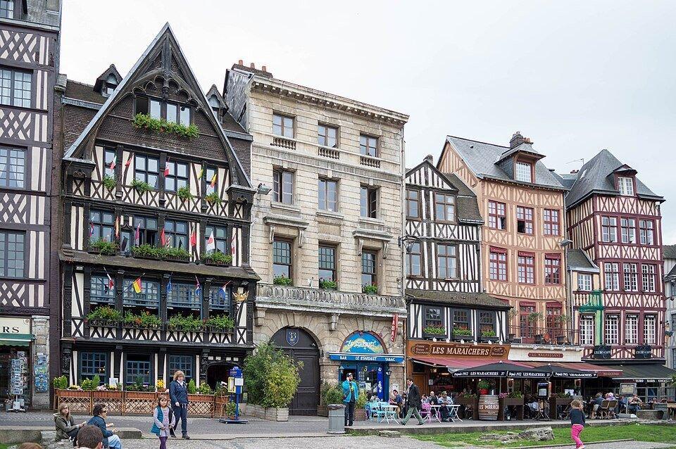 Gebäude auf dem Platz Vieux-Marché in Rouen, Herz der Stadt Rouen
