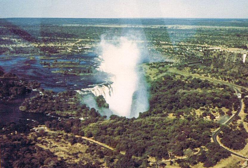 Victoriafälle aus der Luft, unter den schönsten Wasserfällen der Welt, mit dichtem Nebel