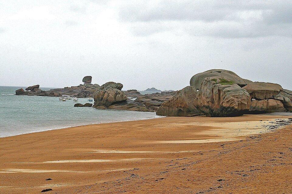Rosa Granitküste in Nordbretagne, skulpturierte Felsen bei Trégastel