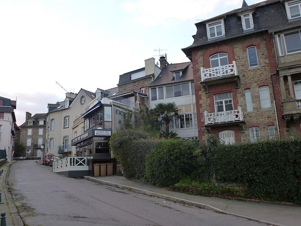 Dinard, Strand und Promenade an der Smaragdküste in Nord- oder Südbretagne