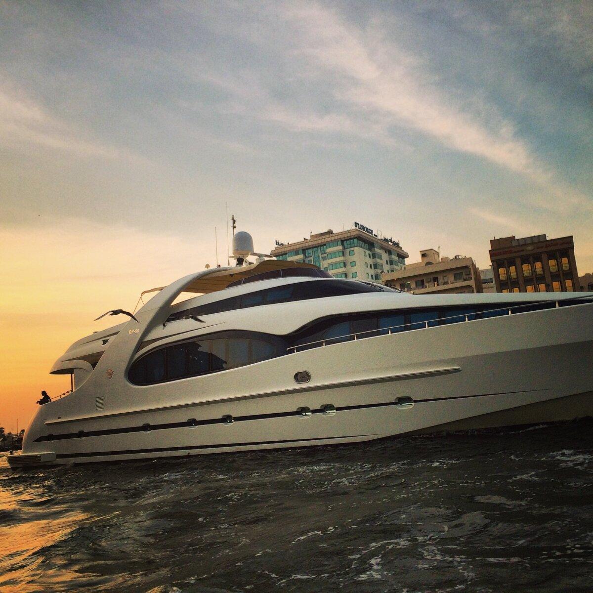 Große Motoryacht bei Sonnenuntergang