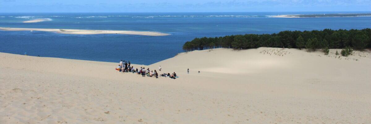 Panorama der Düne von Pilat mit Becken und hellem Sand