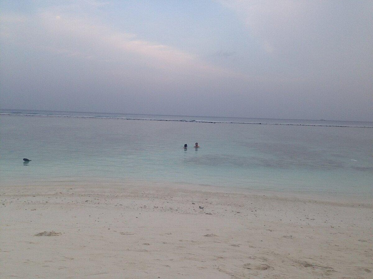 las islas más bellas de Maldivas al atardecer en la playa de Hulhumale
