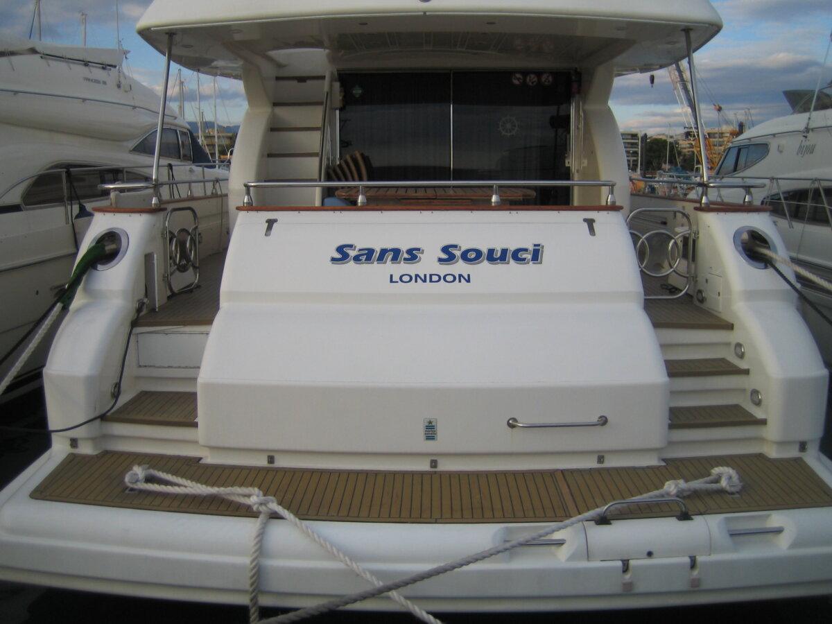 Heck einer Motoryacht im Hafen