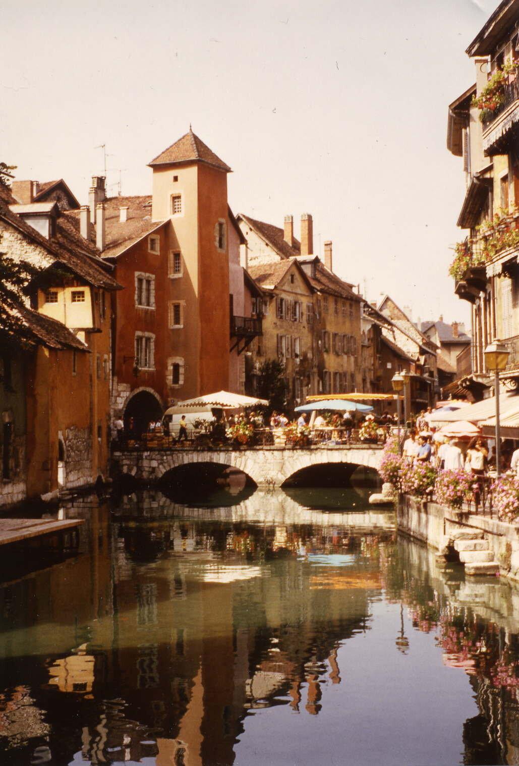 Casco antiguo de Annecy en invierno, ideal para viajar a Francia en febrero