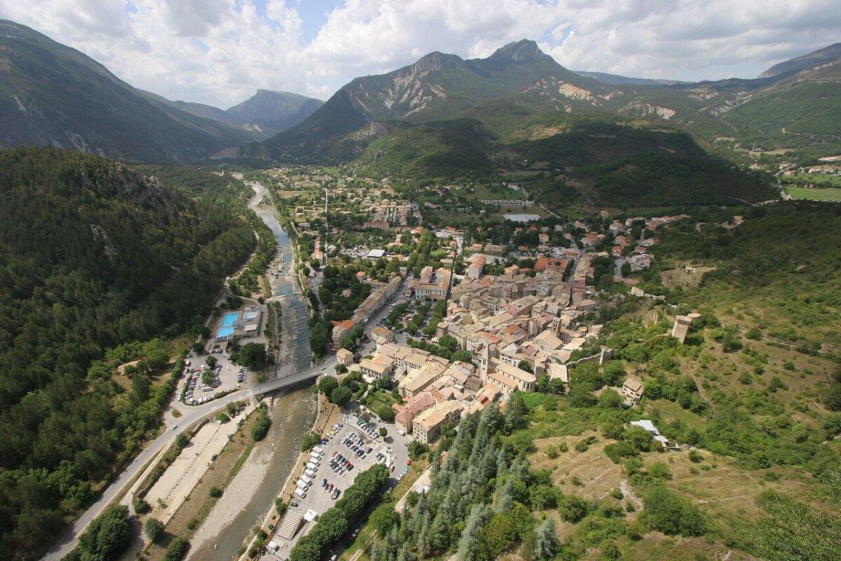 Dorf Castellane am Verdon, Panorama der Berge des Montdenier-Massivs
