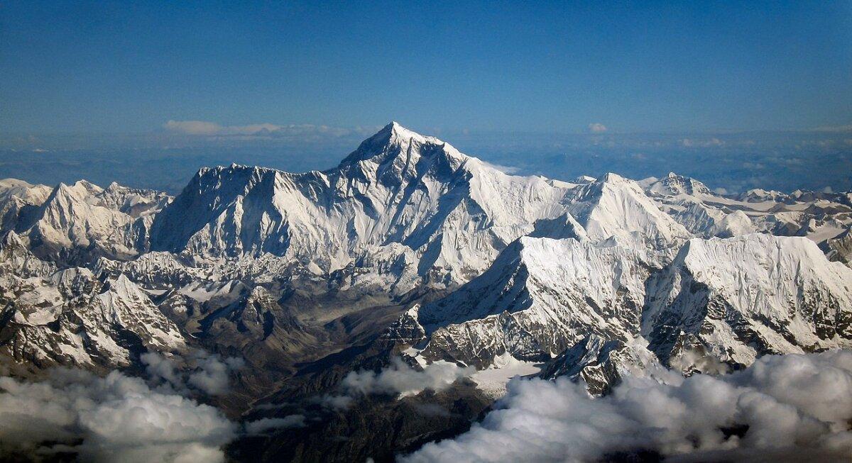 Vue aérienne de l’Everest, plus haute montagnes du monde, depuis l’Himalaya népalais
