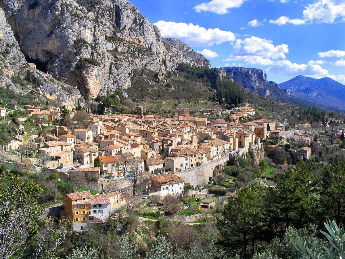 Luftaufnahme von Moustiers-Sainte-Marie, Höhepunkt der Verdonschluchten 3 Tage