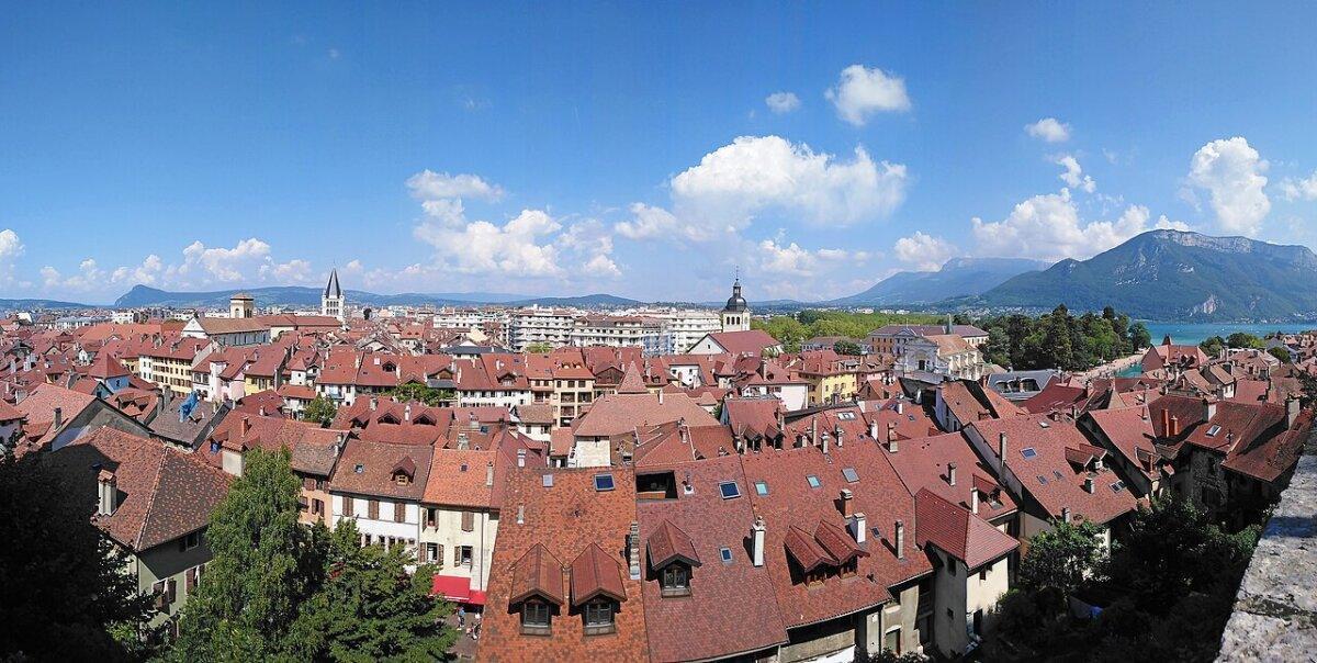 Vue d’Annecy depuis la cour du château, idéale pour un week-end en train Lyon