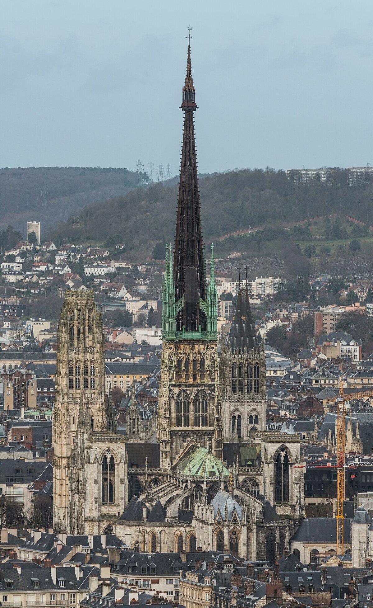Blick auf die Kathedrale von Rouen vom Mont Gargan aus mit der Stadt Rouen
