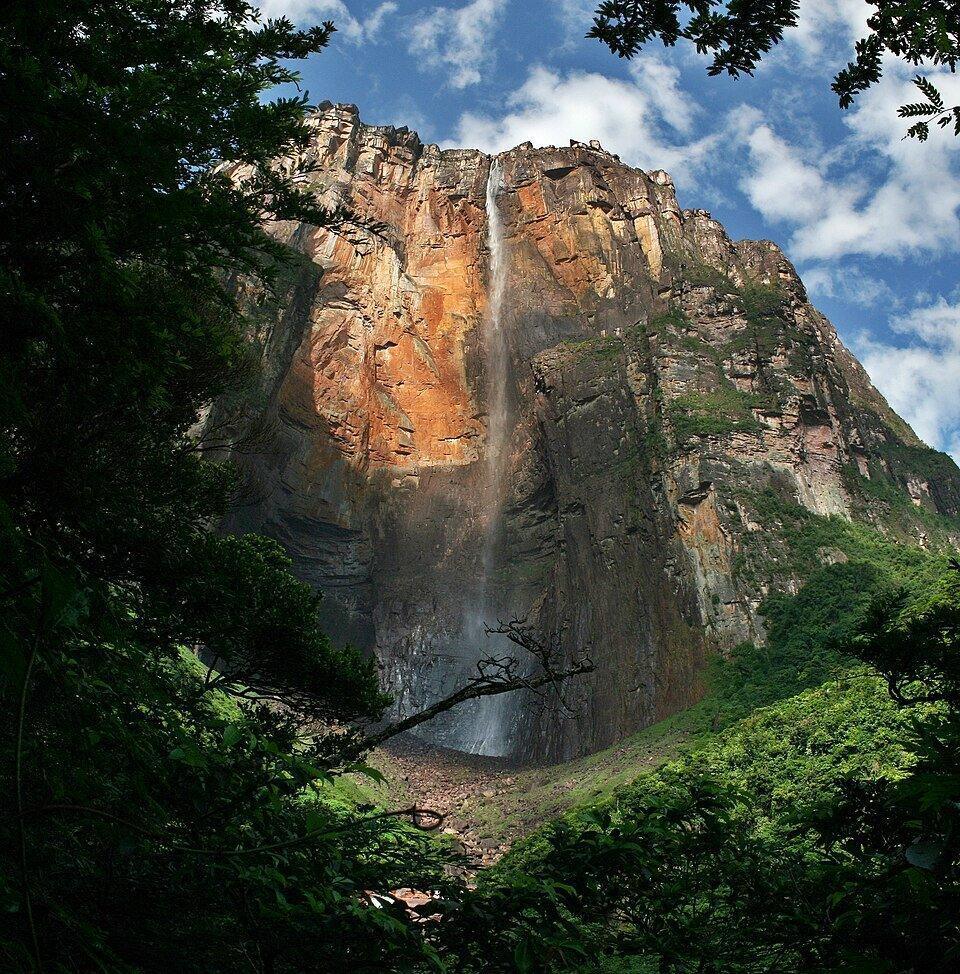 Blick auf den Salto Ángel, einer der schönsten Wasserfälle der Welt, von der rechten Uferseite