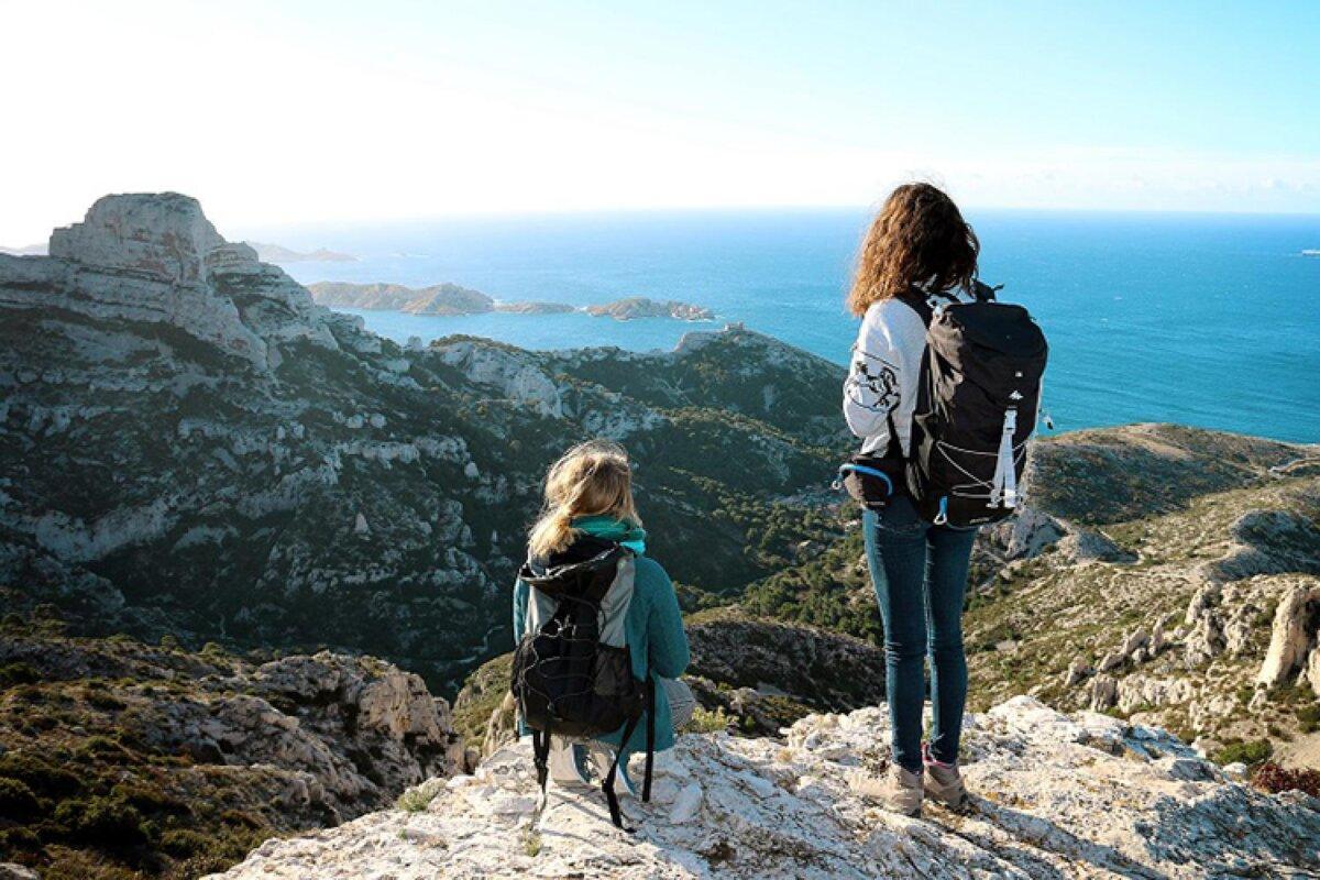Panoramablick auf die Calanques mit Wanderern zum Meer hin