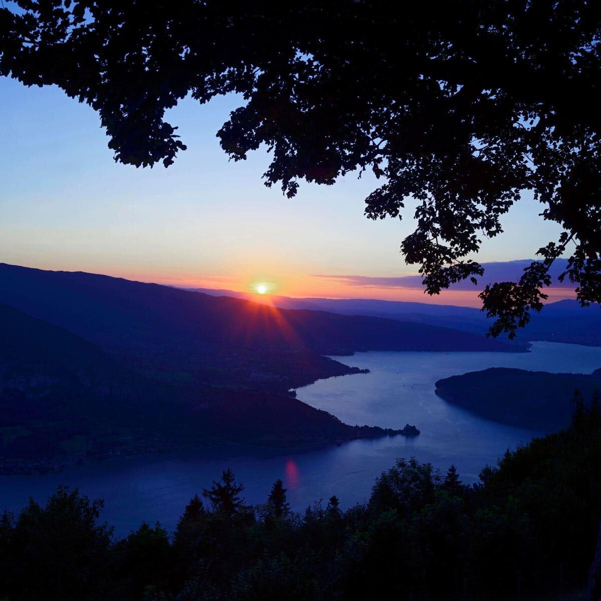 Blick auf den Annecy-See bei Sonnenuntergang von einem schattigen Aussichtspunkt