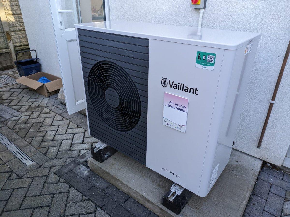 Pompe à chaleur installée contre une maison rénovée