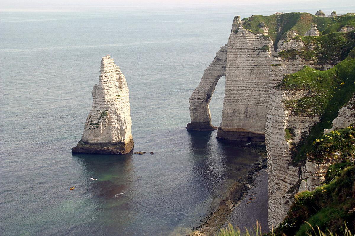 Porte d’Aval und Aiguille d’Étretat vom Klippenweg aus gesehen