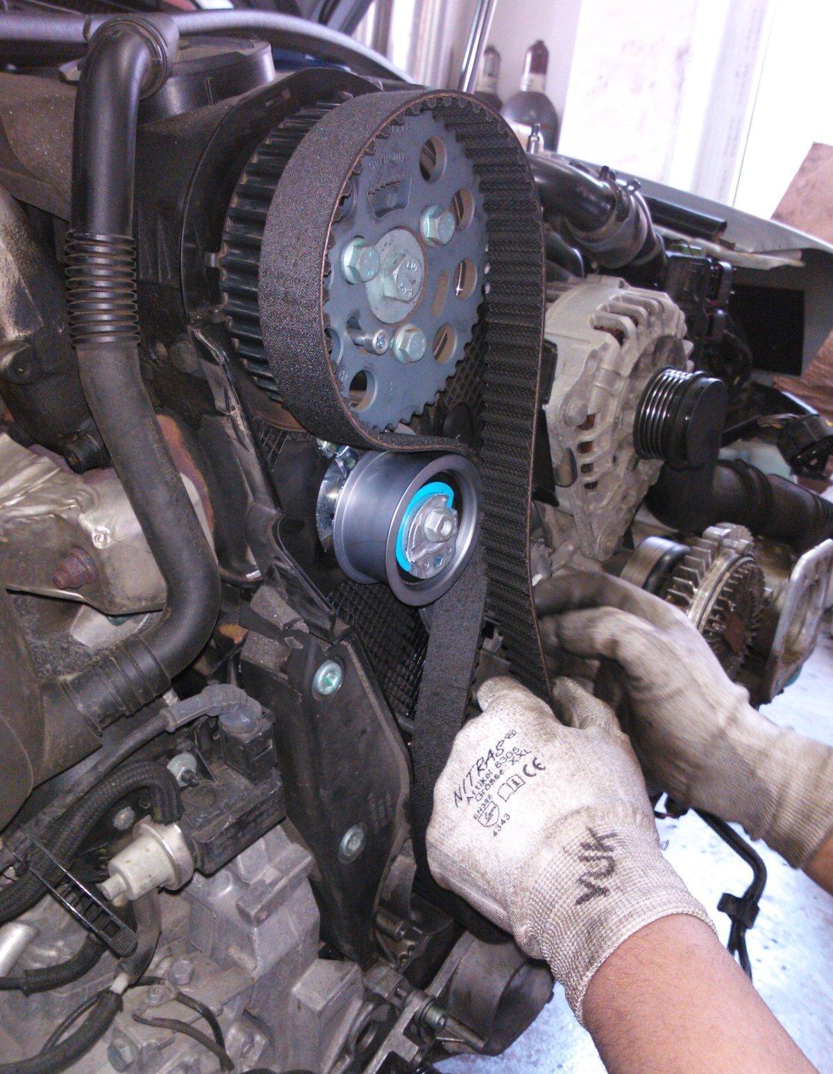 Remplacement visible d’une courroie de distribution sur un moteur automobile