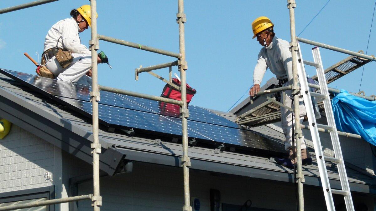 Instaladores colocando paneles solares en un tejado