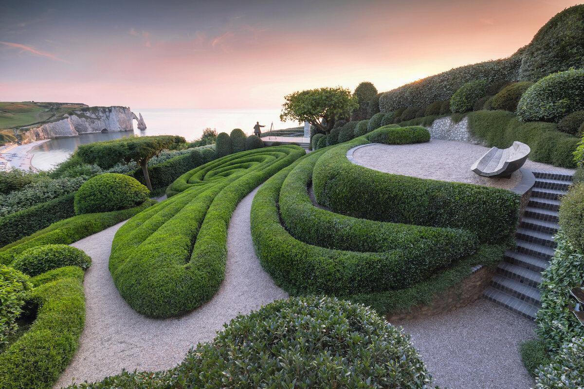 Jardines de Étretat con topiarios esculpidos y vista a los acantilados