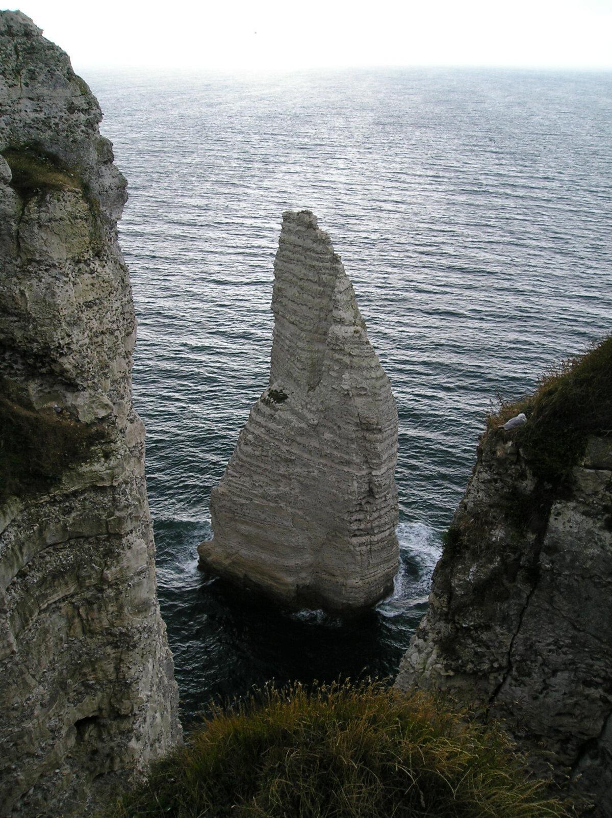 La Aguja de Étretat vista de cerca entre dos paredes de acantilado