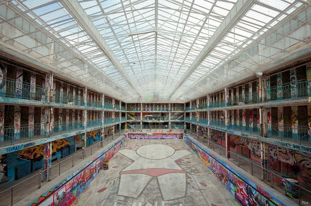 Molitor swimming pool in Paris, illustration of a sports facility in sports mapping France