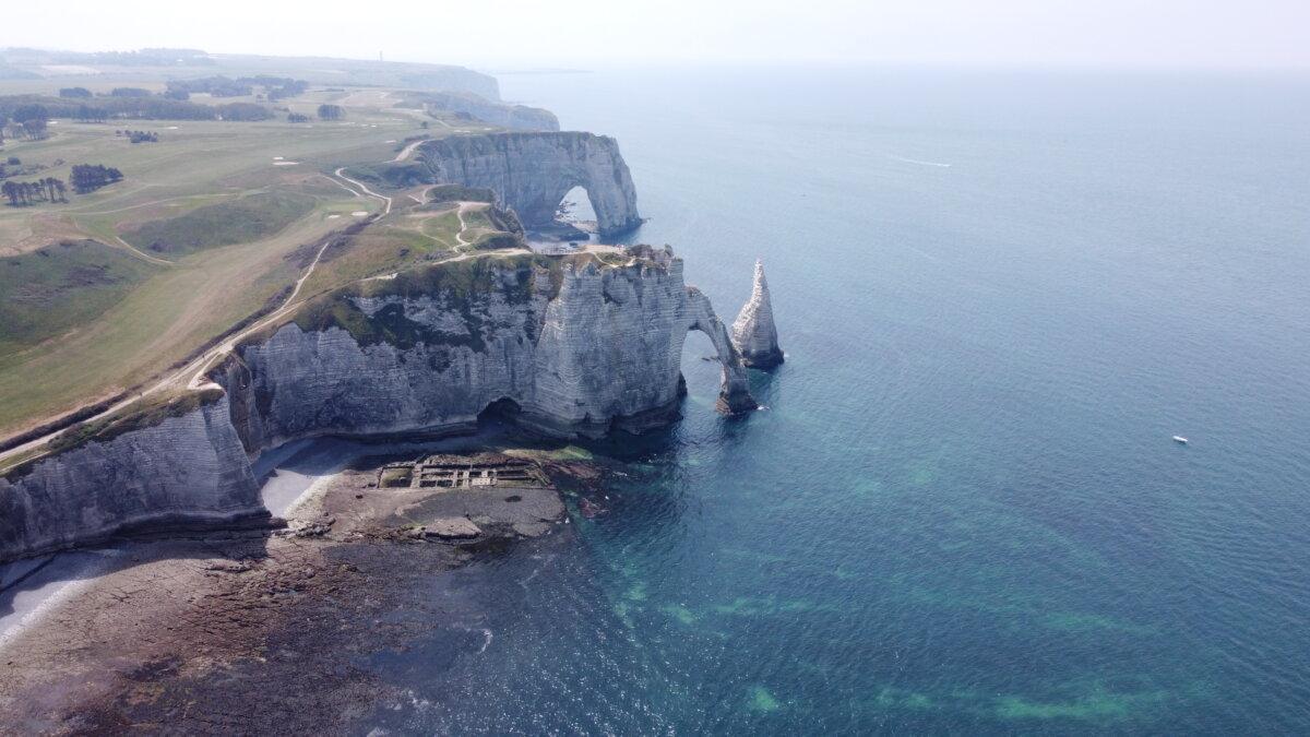 Vista aérea del acantilado de Aval, de la Puerta de Aval y de la Aguja de Étretat con marea baja