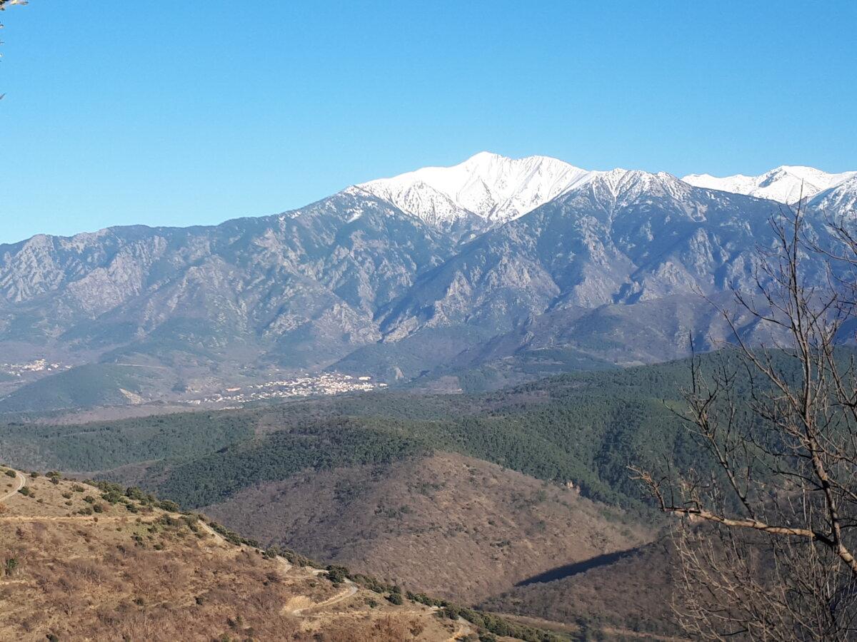 Blick auf das verschneite Canigó-Massiv von Jujols in den Pyrénées-Orientales