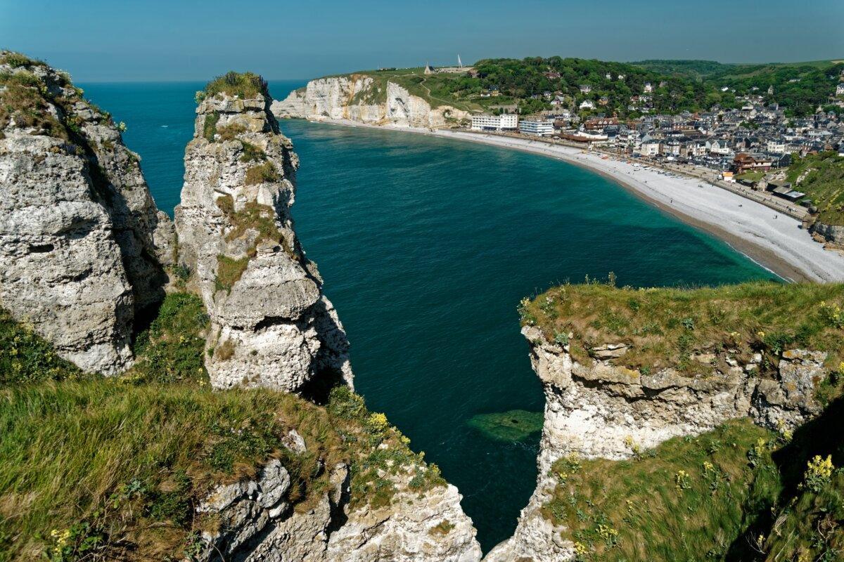 Vista desde el acantilado de Aval hacia Étretat, la playa y el acantilado de Amont