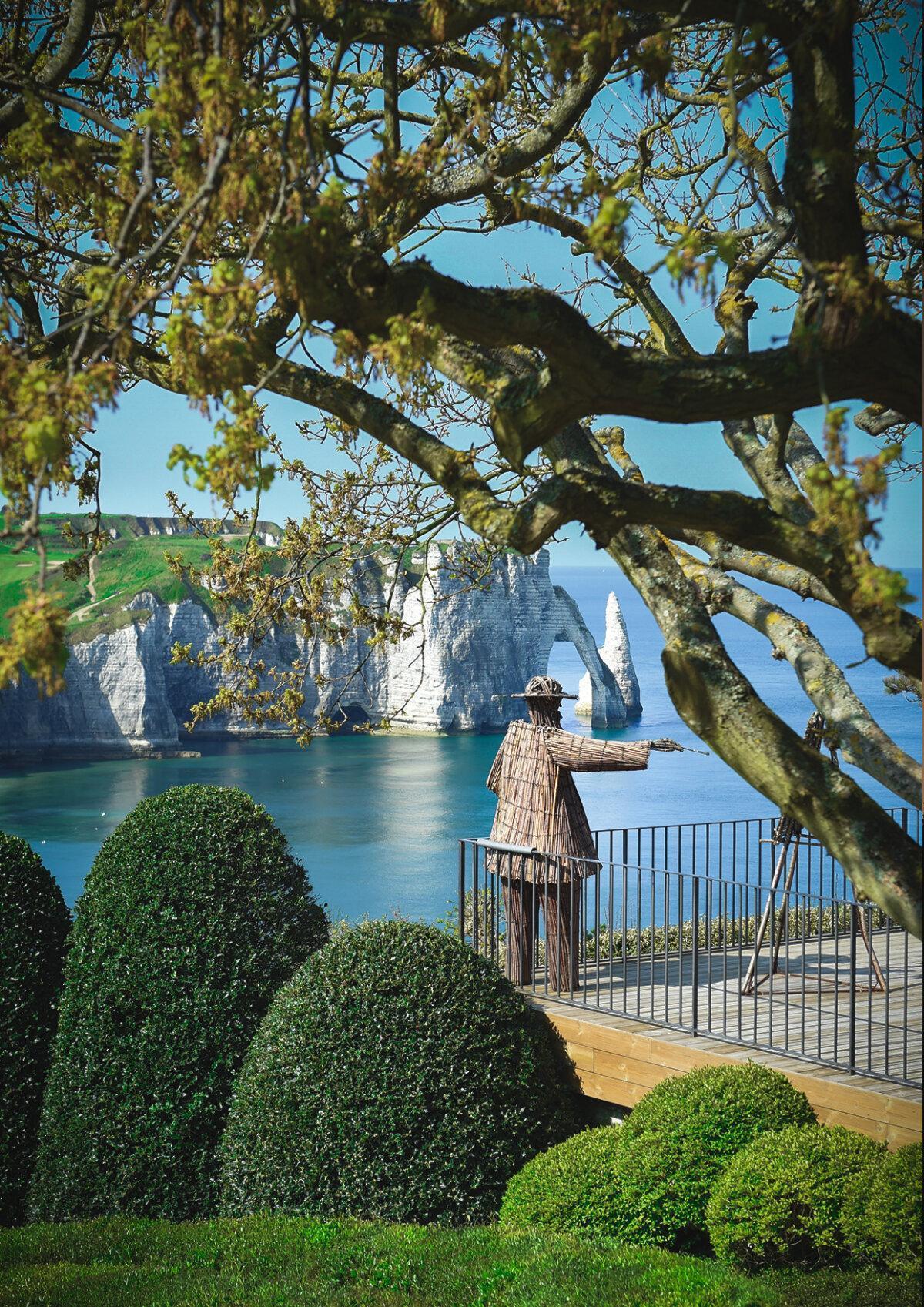 Vista desde los Jardines de Étretat hacia el mar y los acantilados