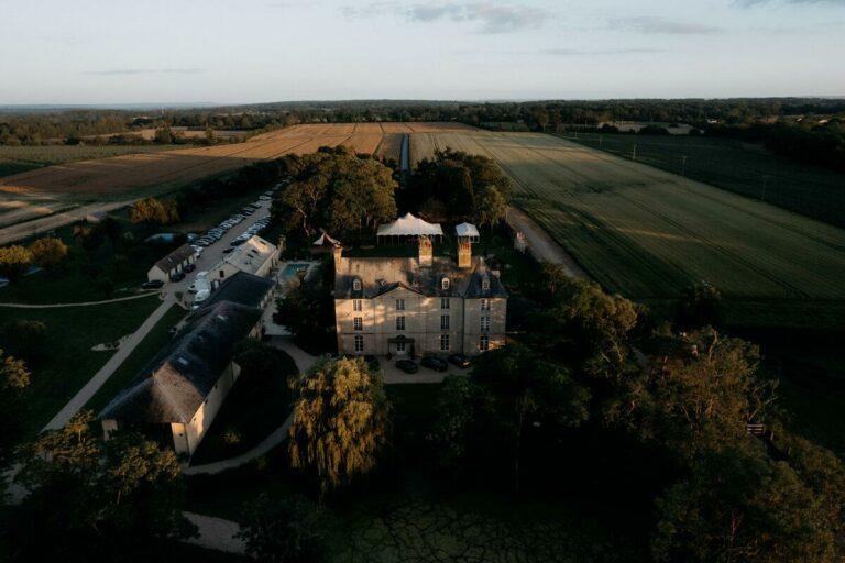 Vue aérienne du Domaine de Bois Roger entouré de campagne normande dans le Pays d’Auge