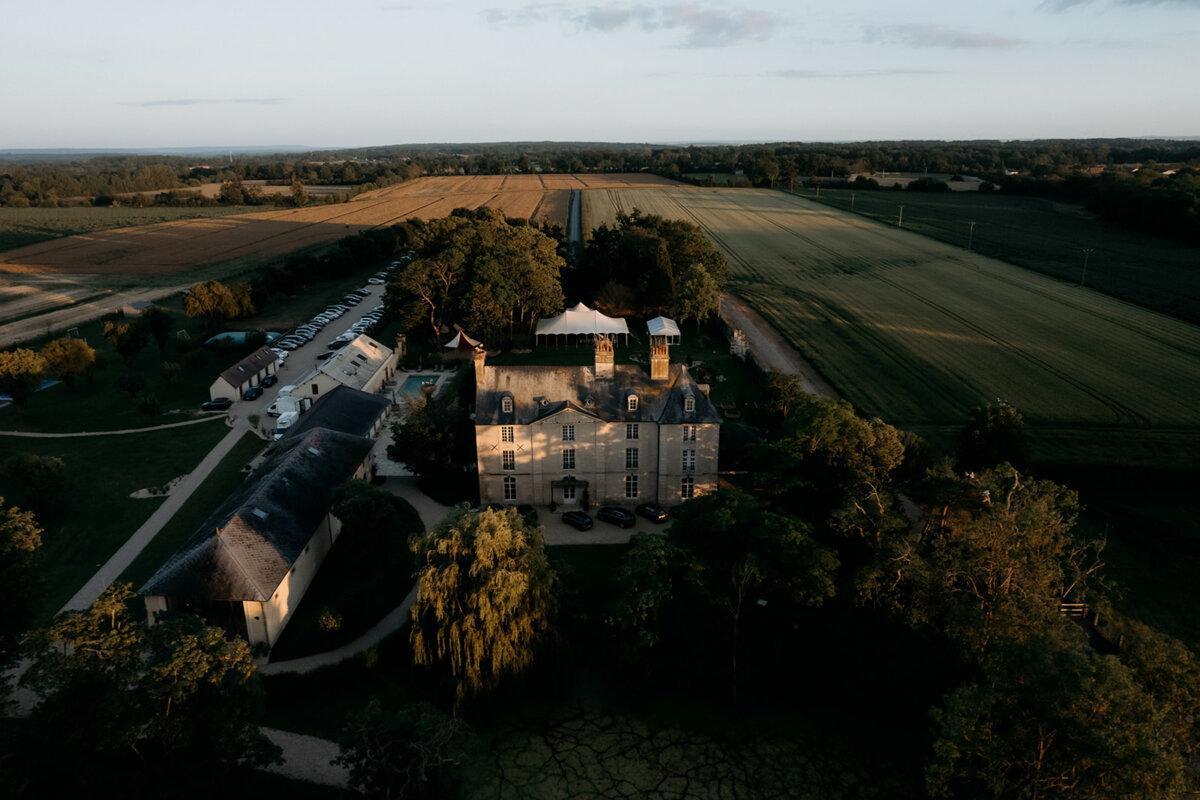 Vue aérienne du Domaine de Bois Roger entouré de campagne normande dans le Pays d’Auge