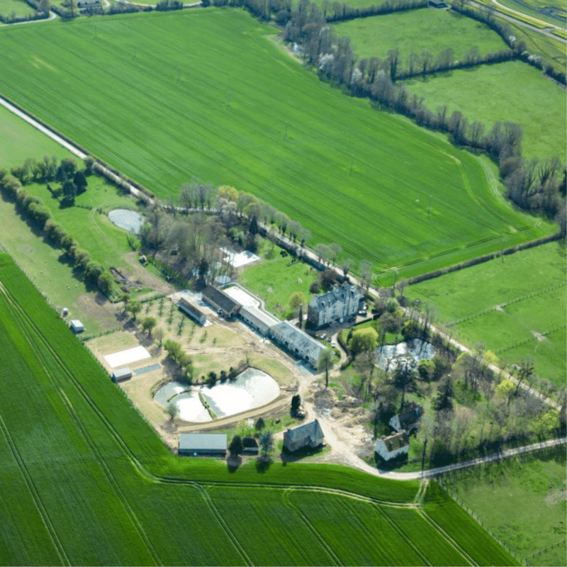 Vue aérienne d’un domaine au milieu des champs et du bocage normand