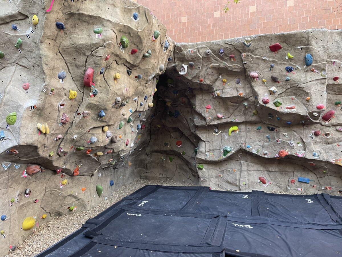 Mur de bloc extérieur avec prises colorées et tapis de réception noirs