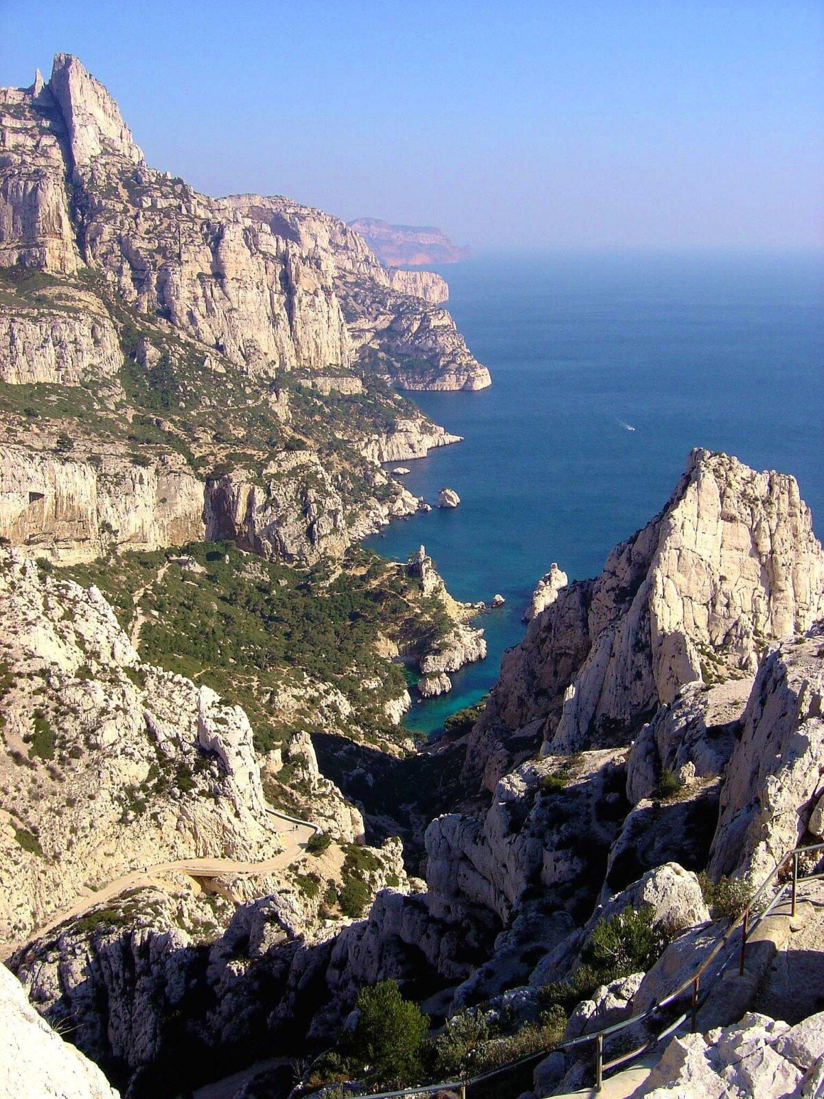 Falaises calcaires et Méditerranée dans les Calanques de Marseille